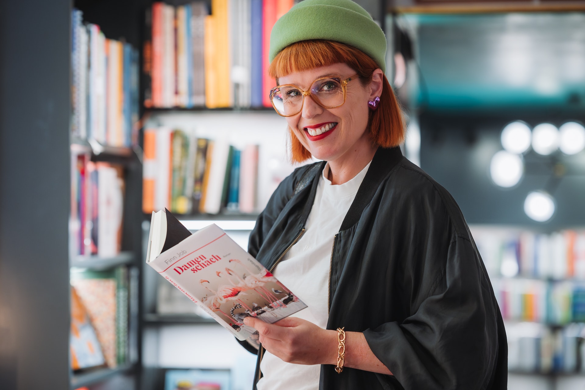 Personal Branding Fotografie Ulm, Autorin mit Buch in Buchhandlung, Dana Hoffmann