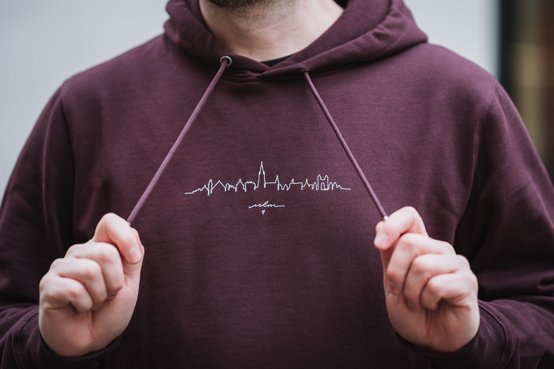 Produktfotografie Ulm, Nahaufnahme Ulm Skyline Aufdruck auf bordeauxrotem Hoodie, Markus Hummel Letterbube