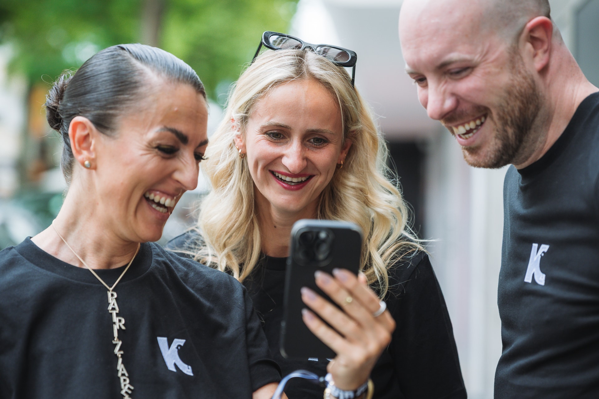 Eventfotografie Ulm, Organisationsteam lacht gemeinsam, komm.klar.ulm Networking