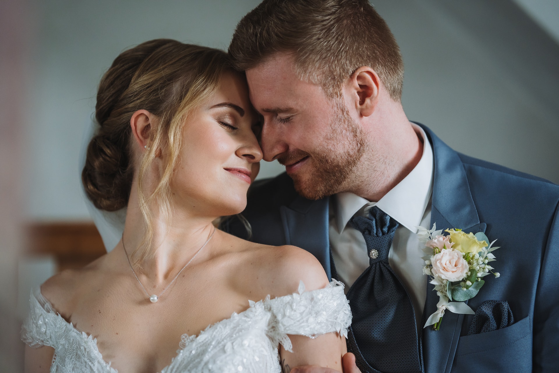 Hochzeitsfotografie Erbach, Brautpaar berührt sich Stirn an Stirn, inniger Moment bei der Klosterhochzeit Erbach